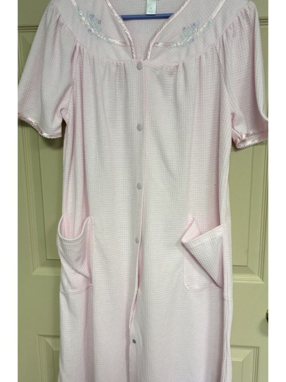 Adonna Women's Robe SZ Medium Snap front Short Sleeve Pockets Pink Embroidery